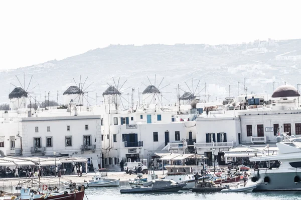 Eine typische enge Gasse in der Stadt Mykonos, Griechenland — Stockfoto