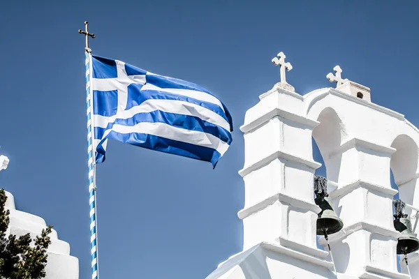 Drapeau de la Grèce dans le village d'Oia sur l'île de Santorin, Grèce — Photo