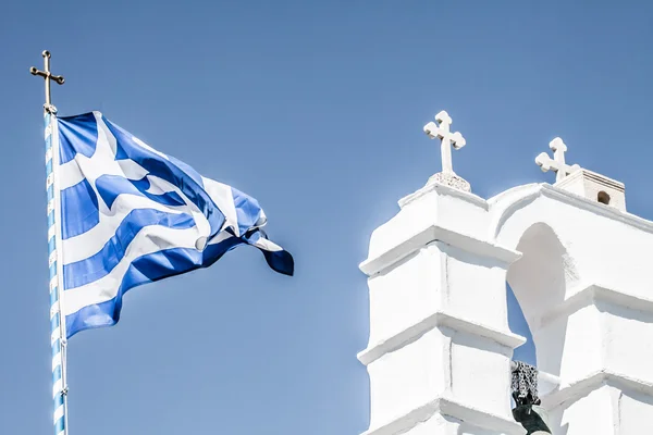 Oia 마을 산토리니, 그리스의 섬에 그리스 깃발 — 스톡 사진
