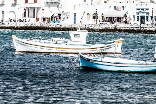 Um beco estreito típico na cidade de Mykonos, Grécia — Fotografia de Stock