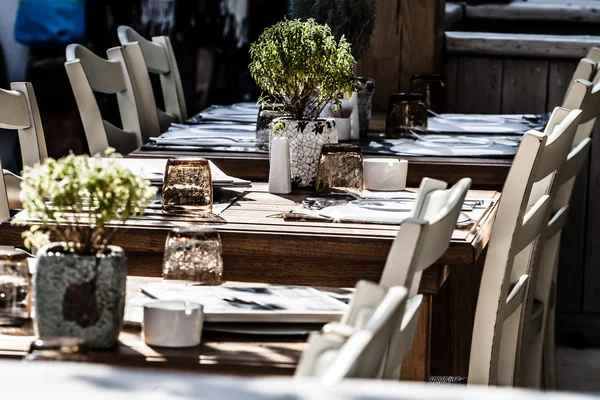 Restaurant in de buurt van de zee in mykonos, Griekenland. — Stockfoto