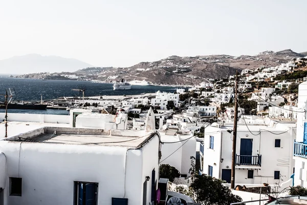 O famoso moinho de vento acima da cidade de Mykonos, na Grécia — Fotografia de Stock