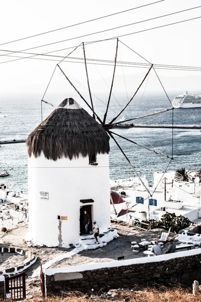 O famoso moinho de vento acima da cidade de Mykonos, na Grécia — Fotografia de Stock