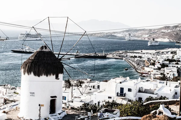 Slavný větrný mlýn nad město mykonos v Řecku — Stock fotografie