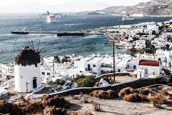 Die berühmte Windmühle oberhalb der Stadt Mykonos in Griechenland — Stockfoto
