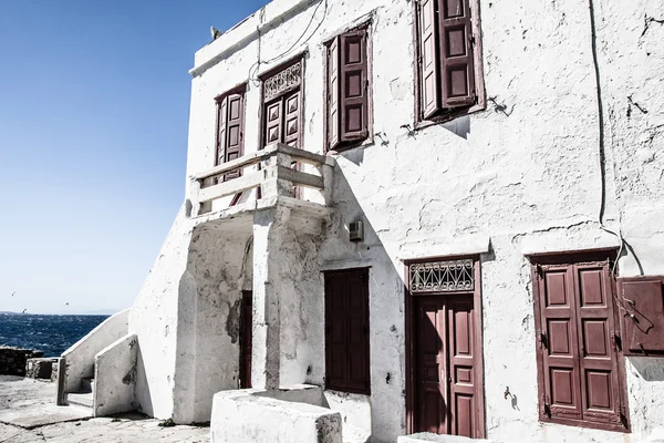 Un callejón estrecho típico en la ciudad de Mykonos, Grecia —  Fotos de Stock