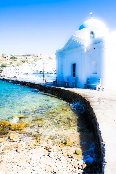 Une ruelle étroite typique dans la ville de Mykonos, Grèce — Photo