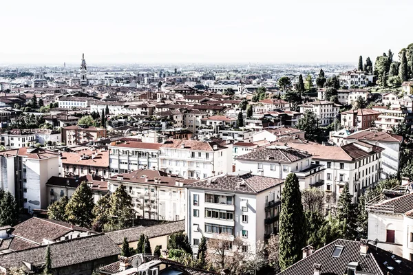 Bergamo, Citta Alta, Lombardy, Italy, from via San Vigilio on a sunny spring afternoon.Bergamo, Citta Alta, Lombardy, Italy, from via San Vigilio on a sunny spring afternoon. — Stock Photo, Image