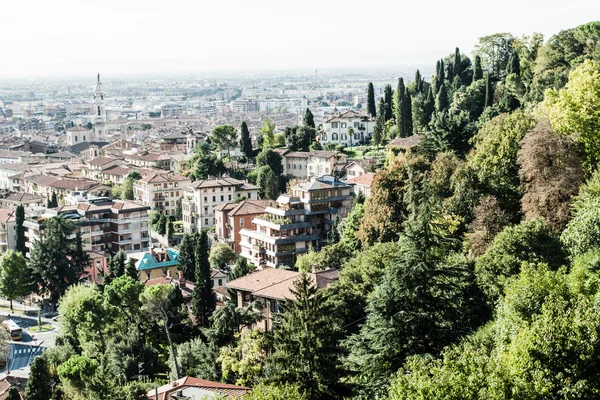 Bergamo, Citta Alta, Lombardy, Italy, from via San Vigilio on a sunny spring afternoon.Bergamo, Citta Alta, Lombardy, Italy, from via San Vigilio on a sunny spring afternoon. — Stock Photo, Image