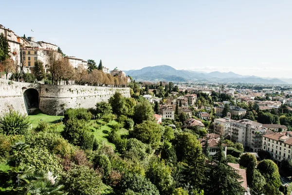 Bergamo, Città Alta, Lombardia, Italia, da via San Vigilio in un soleggiato pomeriggio primaverile Bergamo, Città Alta, Lombardia, Italia, da via San Vigilio in un soleggiato pomeriggio primaverile . — Foto Stock