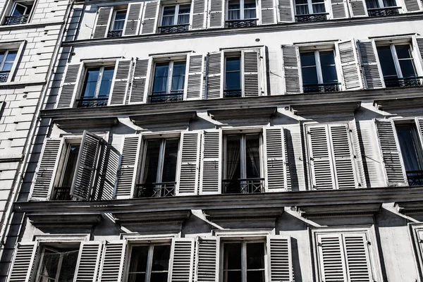 Facciata di un edificio tradizionale nel centro di Parigi, Francia — Foto Stock