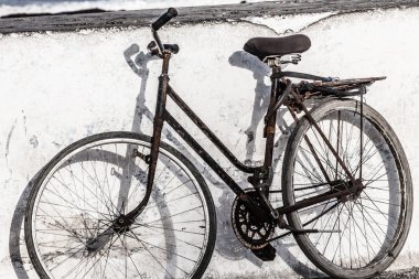 Marakeş, Fas'geleneksel halı satan bir dükkan önünde Beyaz Bisiklet