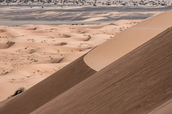 Dunas de arena al atardecer en el Sahara en Marruecos — Foto de Stock