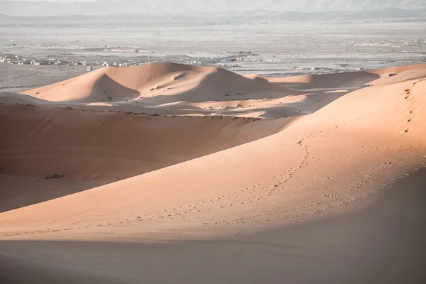 Sanddünen bei Sonnenuntergang in der Sahara in Marokko — Stockfoto