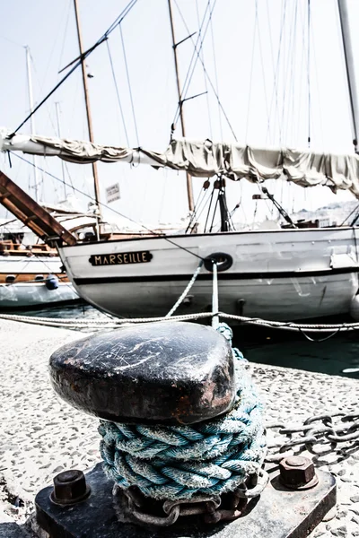 Pittoreska färgglada yachthamnen i gamla centrum av Marseille, Frankrike — Stockfoto