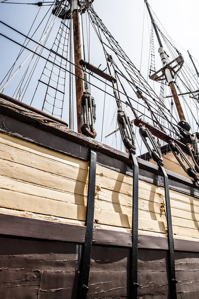 Antiguo barco amaderado en marina — Foto de Stock