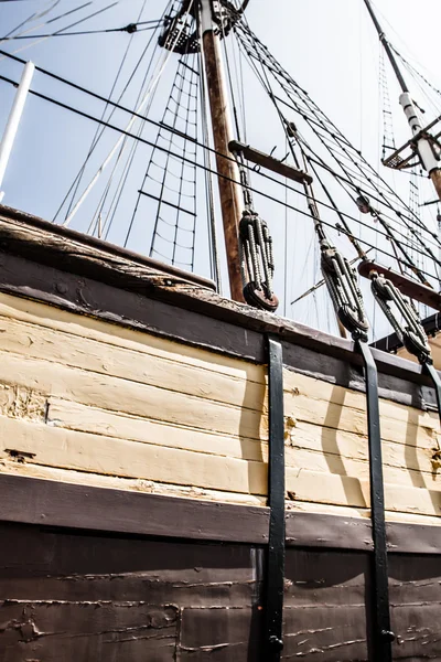 Antiguo barco amaderado en marina — Foto de Stock