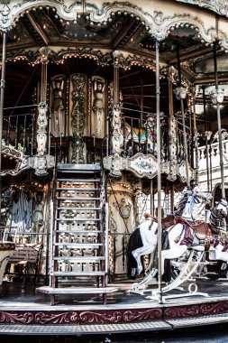 Merry go Paris'te yuvarlak