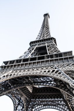 Eyfel Kulesi dünyanın en tanınmış yerlerinden biridir.