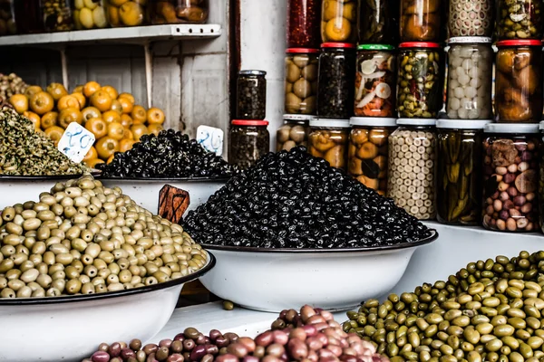 Olives colorées du marché marocain — Photo