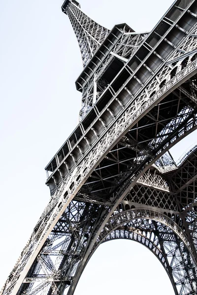 Wieża Eiffla jest jednym z najbardziej rozpoznawalnych na świecie. — Zdjęcie stockowe