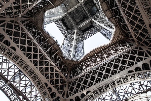 La torre Eiffel es uno de los monumentos más reconocibles del mundo . — Foto de Stock