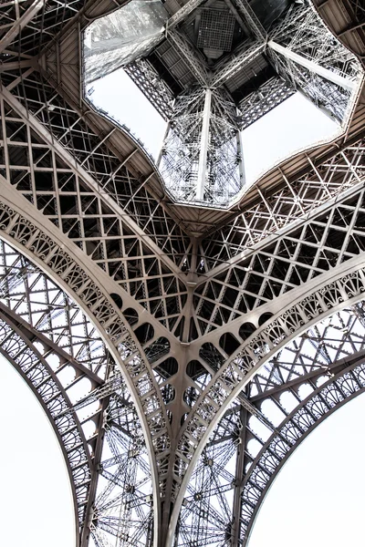 La torre Eiffel è uno dei punti di riferimento più riconoscibili al mondo . — Foto Stock