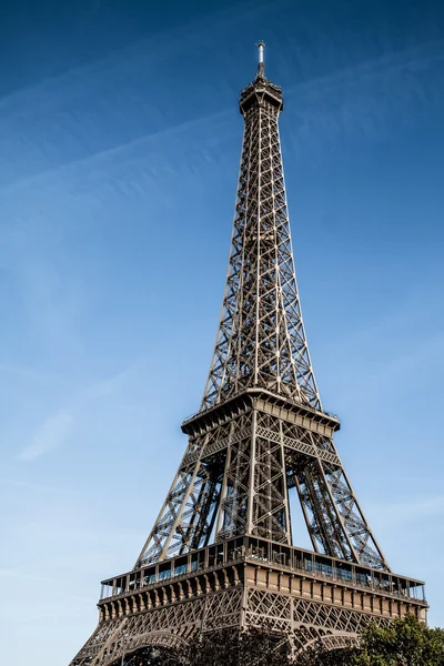 De Eiffeltoren is een van de meest herkenbare bezienswaardigheden in de wereld. — Stockfoto