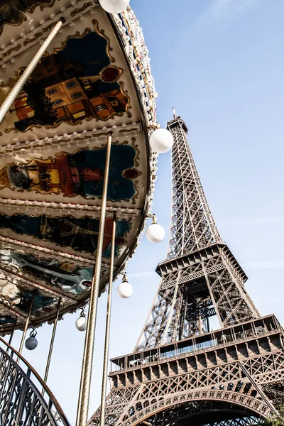 La torre Eiffel es uno de los monumentos más reconocibles del mundo . —  Fotos de Stock