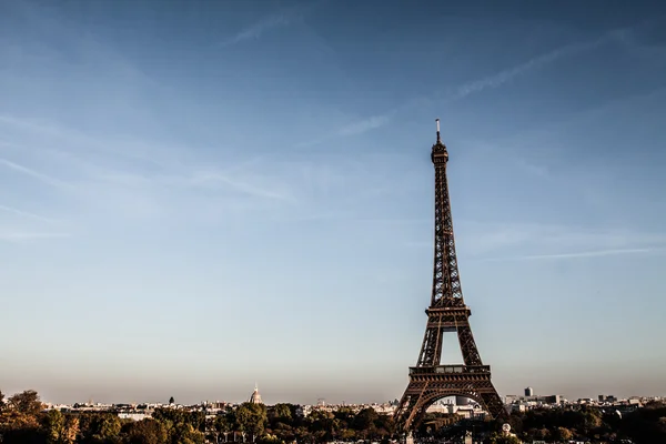 A Torre Eiffel é um dos marcos mais reconhecidos do mundo . — Fotografia de Stock