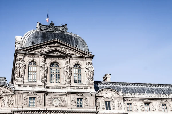 Pyramid and Louvre Museum — Stock Photo, Image