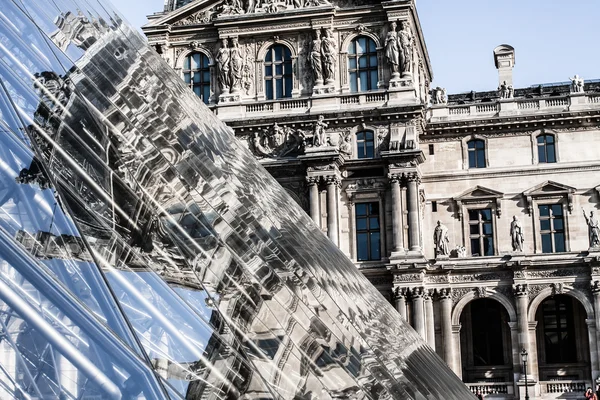 Pyramid and Louvre Museum — Stock Photo, Image