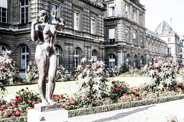 O Palácio do Luxemburgo em belo jardim, Paris, França — Fotografia de Stock