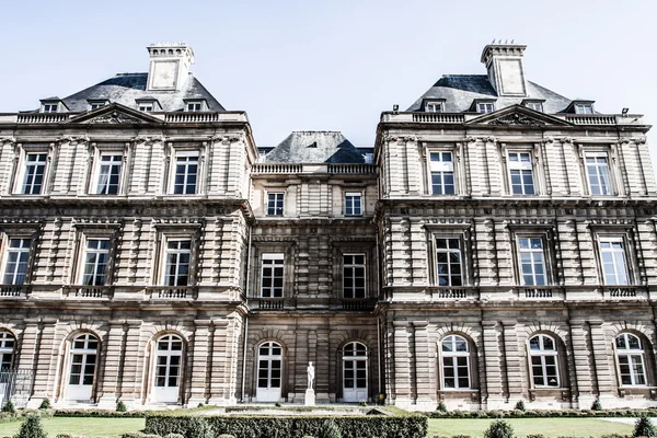 El Palacio de Luxemburgo en un hermoso jardín, París, Francia —  Fotos de Stock