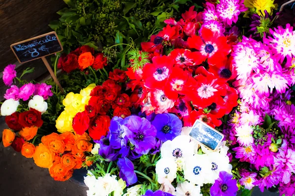 Blomsterarrangemang butik utanför en butik i paris — Stockfoto