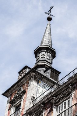 İspanya, Madrid 'deki Palza Belediye Başkanı' nın ön cephesi ve balkonlarının ayrıntıları..