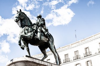 İspanya, Madrid 'deki Puerta del Sol' daki III. Charles Anıtı.