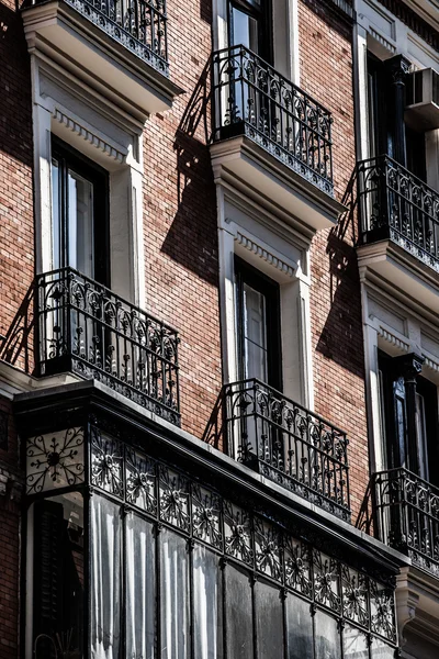 Mediterranean architecture in Spain. Old apartment building in Madrid. — Stock Photo, Image