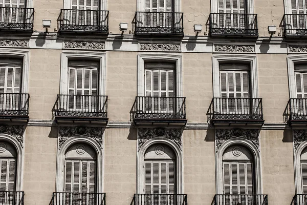Medelhavet arkitektur i Spanien. gamla bostadshus i madrid在西班牙的地中海建筑。在马德里的旧公寓楼。. — 图库照片
