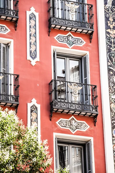 Arquitectura mediterránea en España. Antiguo edificio de apartamentos en Madrid . — Foto de Stock