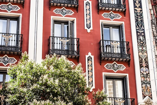 Arquitectura mediterránea en España. Antiguo edificio de apartamentos en Madrid . —  Fotos de Stock