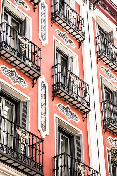 Medelhavet arkitektur i Spanien. gamla bostadshus i madrid在西班牙的地中海建筑。在马德里的旧公寓楼。. — Stockfoto