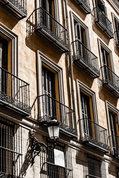 Středomořská architektura ve Španělsku. starý činžák v Madridu. — Stock fotografie