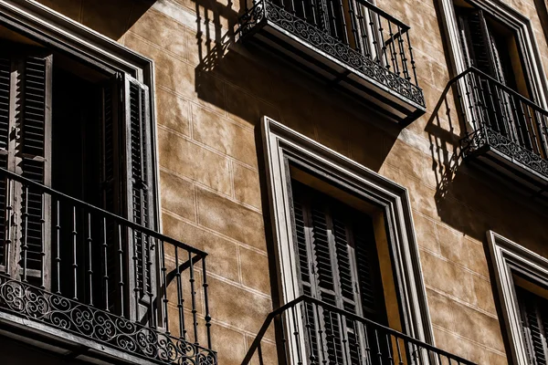 Mediterranean architecture in Spain. Old apartment building in Madrid. — Stock Photo, Image