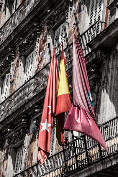 스페인 마드리드에 있는 팔자 시장의 화려 한 정면과 발코니의 세부 묘사. — 스톡 사진