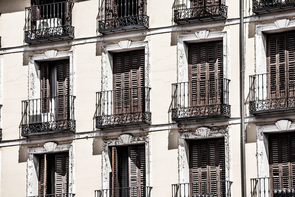 Arquitetura mediterrânica em Espanha. Edifício antigo apartamento em Madrid . — Fotografia de Stock