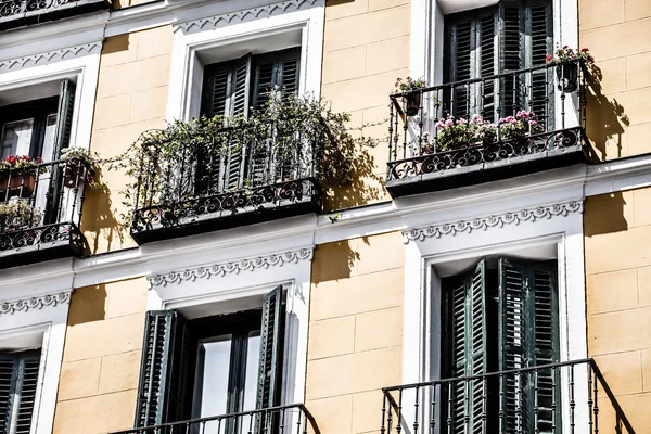 Mediterranean architecture in Spain. Old apartment building in Madrid. — Stock Photo, Image