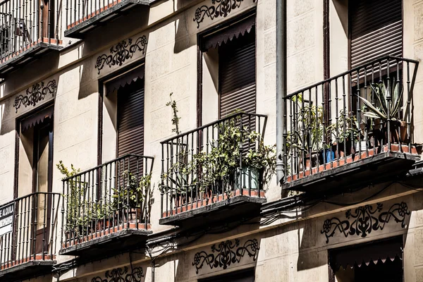 Středomořská architektura ve Španělsku. starý činžák v Madridu. — Stock fotografie