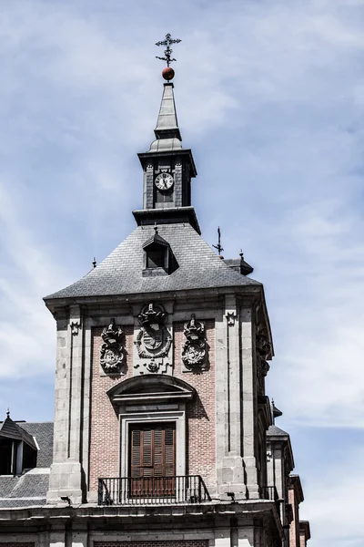 Středomořská architektura ve Španělsku. starý činžák v Madridu. — Stock fotografie