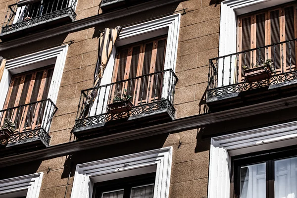 Arquitetura mediterrânica em Espanha. Edifício antigo apartamento em Madrid . — Fotografia de Stock